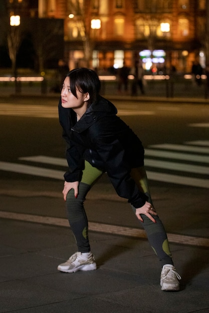 球员激烈拼抢场面